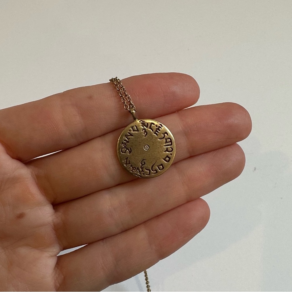 ME & RO 10K GOLD MEDALLION PENDANT WITH DIAMOND
